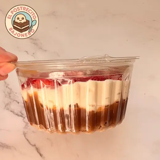 Tarta de frutilla en pote, vista de costado con las capas