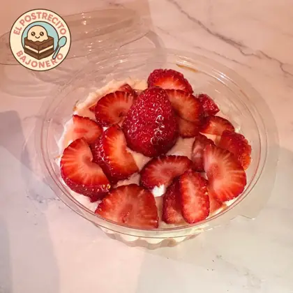 Frutillas con crema en pote
